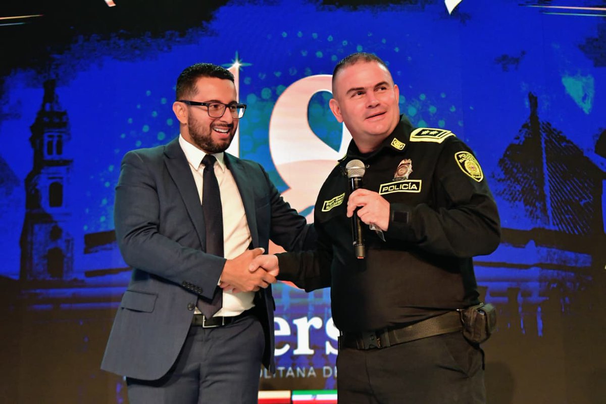 Cportilla40's tweet photo. Soy un orgulloso hijo de un Policía que entregó su vida al servicio de la gente y del país. Hoy, como alcalde, honro a cada hombre y mujer que, con valentía, lo dan todo por Bucaramanga. Mi respeto y gratitud siempre. 👮🏻‍♂️🇨🇴

Felices 18 años @PoliciaBmanga 

#DiosYPatria https://t.co/jKMGTkN2rp