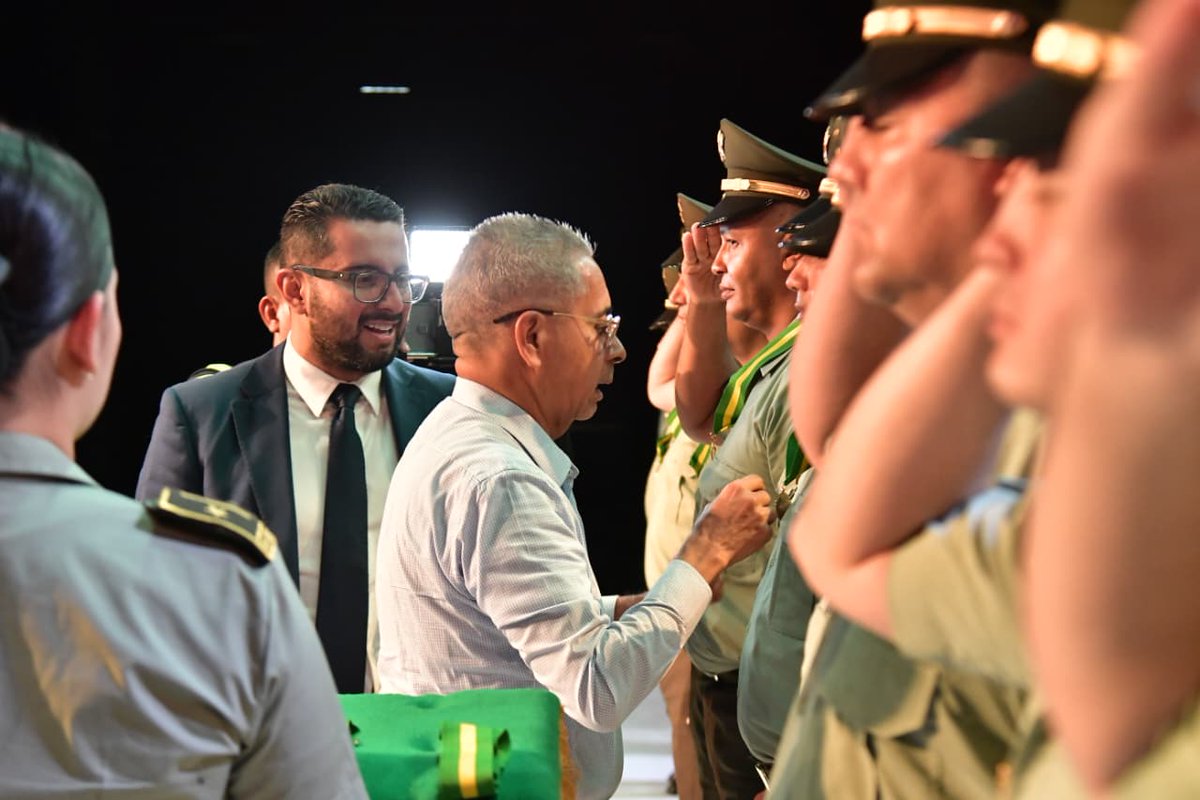 Cportilla40's tweet photo. Soy un orgulloso hijo de un Policía que entregó su vida al servicio de la gente y del país. Hoy, como alcalde, honro a cada hombre y mujer que, con valentía, lo dan todo por Bucaramanga. Mi respeto y gratitud siempre. 👮🏻‍♂️🇨🇴

Felices 18 años @PoliciaBmanga 

#DiosYPatria https://t.co/jKMGTkN2rp