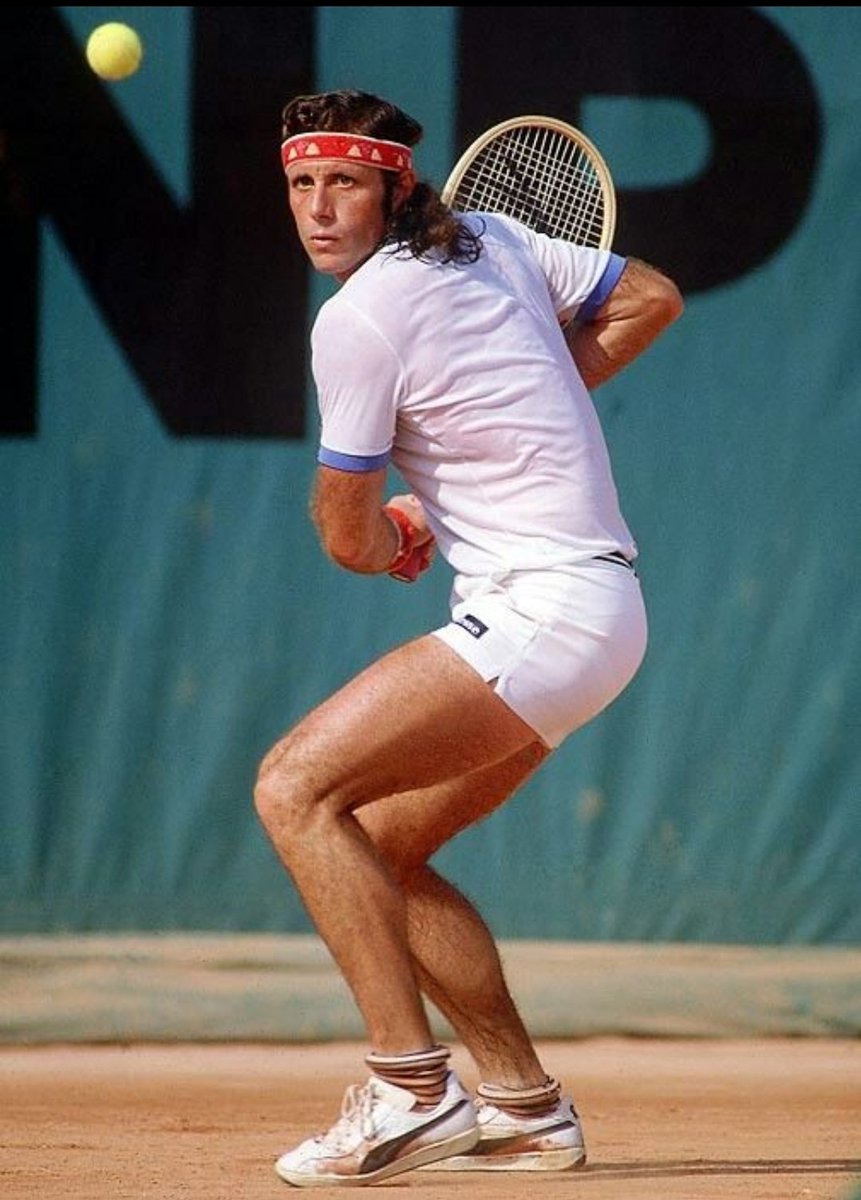 Cuatro maestros, élite del tenis a finales de los 70s. McEnroe, Gerulaitis, Vilas y Borg, marcaron una era!!
Y el más grande sudamericano de todos, <a href="/GuilleVilasOK/">Gᴜɪʟʟᴇʀᴍᴏ Vɪʟᴀs</a>