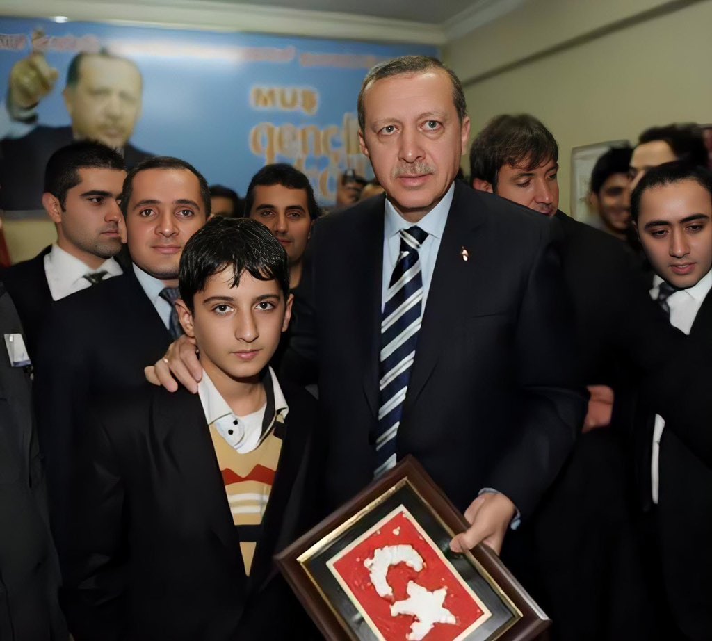 omerfarukyeprem's tweet photo. Türkiye Yüzyılı’nın mimarı olan; ömrünü aziz milletimize, büyük Türkiye idealine ve mukaddes medeniyet davamıza vakfeden Cumhurbaşkanımız Sayın Recep Tayyip Erdoğan’ın yeni yaşını en kalbi duygularımla kutluyorum.

Sayın Cumhurbaşkanımızın hayat yolculuğu; yalnızca bir siyasi yürüyüş değil; zorluklar karşısında inancın, korkular karşısında cesaretin ve engeller karşısında kararlılığın en somut tezahürüdür. Bu yolculuk; sabrın, mazlumlara umut olmanın ve her türlü vesayete karşı sarsılmaz bir iradenin tecellisidir.

Milletin adamı olma şerefiyle çıktığı bu yolda, karşılaştığı her engeli inançla, sabırla ve arkasındaki manevi güçle aşan; 'Halka hizmet, Hakk’a hizmettir' düsturunu devletimizin her kademesine nakşeden liderimize; ailesiyle birlikte sağlık, afiyet ve devletimizin başında nice muzaffer yıllar diliyorum.

Milletimize hizmetle geçecek nice bereketli yıllara, hep birlikte ulaşacağımız nice büyük zaferlere inşallah.

@RTErdogan 
#NiceYıllaraReis