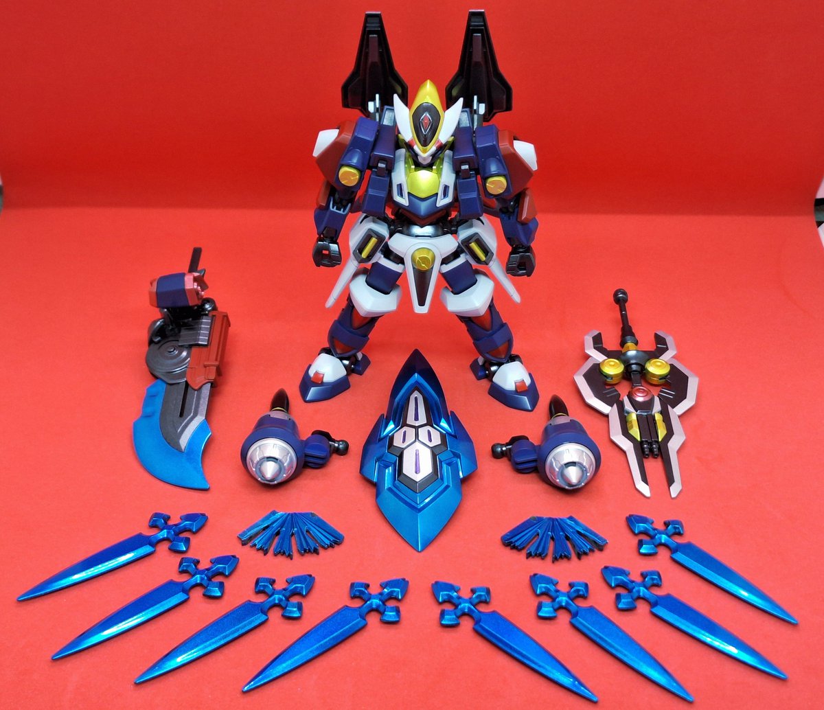 昨日は #LBX 烈伝コンが結果発表されましたね。皆様お疲れ様でした。

後日最終まで残った30機が公表されますが、入ってないだろうなぁ。"烈伝後ヒロの片目とオバロが無くなってパワー型に転向したら"と妄想して作った機体なぞ、誌面に上げる事すら憚られるわw

#ダンボール戦機
#プラモデルライフ