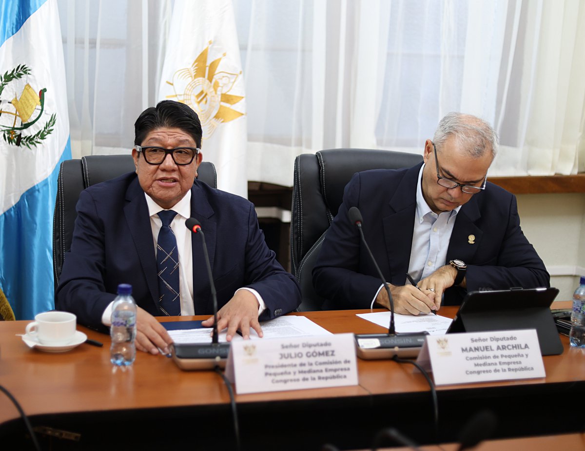 ManuelArchilaGT's tweet photo. Hoy miércoles 25 de febrero se llevó a cabo la primera sesión  de trabajo de la Comisión de Pequeña y Mediana Empresa del Congreso de la República, con el propósito de estructurar el Plan de Trabajo para el periodo 2026-2027.

Esta comisión debe encontrar los mecanismos para respaldar, promover e incentivar el crecimiento y consolidación de la pequeña y mediana empresa, ya que es el motor de la economía nacional, generando al mismo tiempo empleo, desarrollo y beneficios económicos para las familias guatemaltecas.

#ComisiónPequeñaYMedianaEmpresa 
#ManuelArchila I #Diputado #CongresoGT