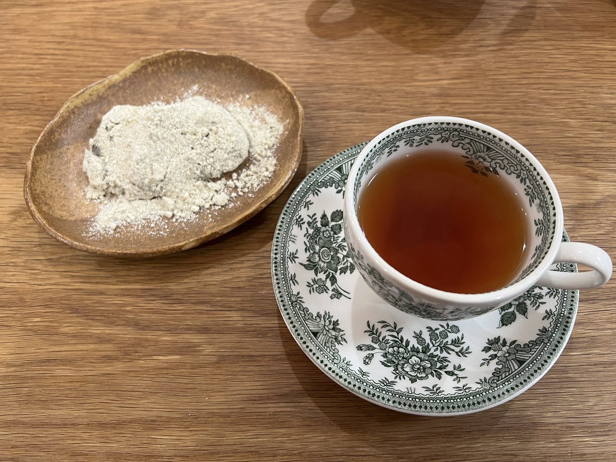 本日の紅茶はkunitachi tea houseのジャスミンスター。
きなこ餅と一緒に食べます😊