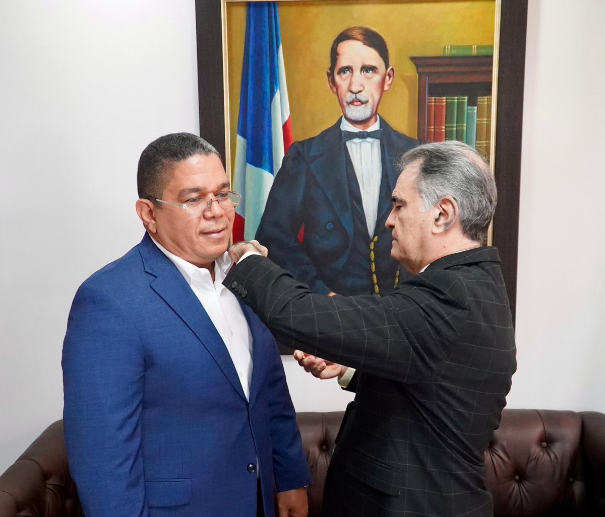 TSElectoral_RD's tweet photo. El presidente del TSE, magistrado Ygnacio Pascual Camacho Hidalgo, recibió este miércoles en su despacho a una delegación de senadores de la región Enriquillo, para coordinar la instalación de una Oficina Regional de Servicio al Ciudadano en la provincia de Barahona. https://t.co/ZiCDZ2VwIx