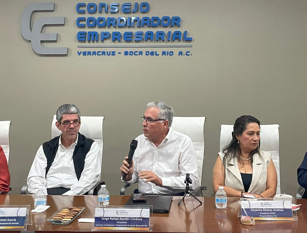 CCEVeracruz's tweet photo. EI CCE Veracruz-Boca del Río, encabezado por el Ing. @JorgeAlardinC, sostuvo una reunión de trabajo con directivos de @BankaoolMex, primer banco de origen chihuahuense, con más de 48 años de experiencia en el sector financiero en México. 

#LaFuerzaDeTodosJuntos✨ https://t.co/1PAEEKYZcm