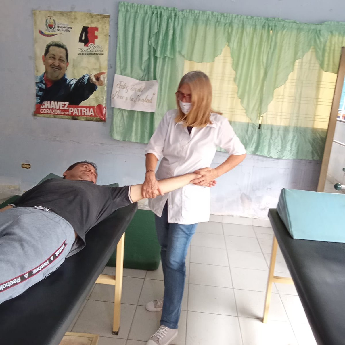 jaur85707's tweet photo. 🇨🇺 Profesionales cubanos de la Salud demuestran cada día que la solidaridad no tiene fronteras. La vocación de servir está por encima del odio!
Cuba jamás será una amenaza,Cuba es amor !!!!
#CubaCoopera #CubaEstáFirme @cubacooperaven @BMC_TRUJILLO  @jaur85707 @cubacooperaven https://t.co/2edhFDbPQx