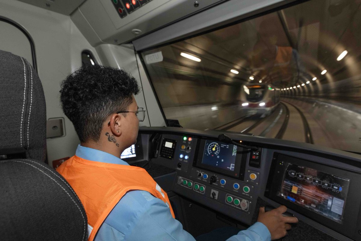 El Metro de Quito firmó el contrato de mantenimiento a largo plazo del subsistema de señalización ferroviaria.
La seguridad no se improvisa: se planifica, se invierte y se ejecuta con estándares internacionales. 🚇