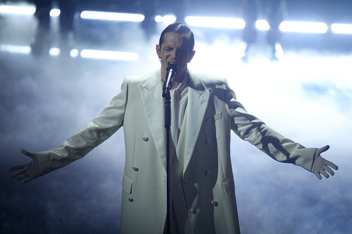 Achille Lauro canta "Perdutamente" durante la seconda serata del Festival  di Sanremo 2026. #lapresse #AchilleLauro #sanremo2026