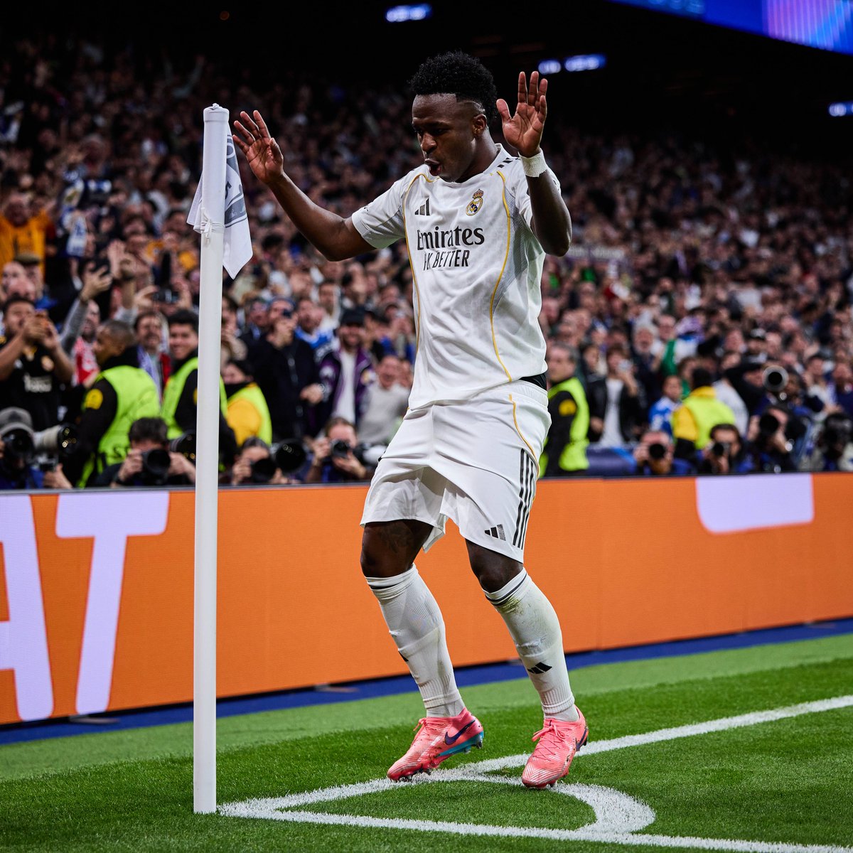 SofascoreBR's tweet photo. Vinicius Júnior em fev/2026 pelo Real Madrid:

⚔️ 5 jogos
⚽️ 6 gols (!)
⏰ 75 mins p/ marcar (!)
👟 19 finalizações (10 no gol!)
🥅 67% conversão de chances claras (!)
🔑 6 passes decisivos
💪 27 duelos ganhos (!)
👊 16 faltas sofridas (!)
🥊 2 pênaltis sofridos (!)
💯 Nota Sofascore 8.12