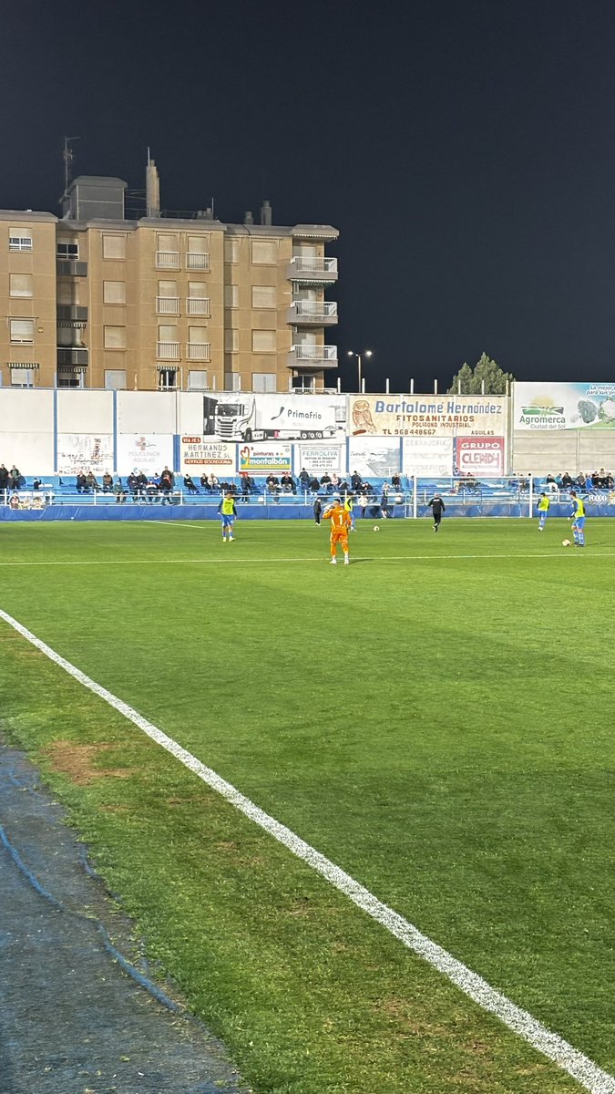 Final.

Punto de mérito para ambos equipos tras el resultado a gafas.

Creo que el Águilas tuvo controlado a un Recre que mostró más recursos pero sin profundidad en un partido que apenas tuvo ocasiones.

Lo peor, el arbitraje, se comió un penal a Boris entre otras muchas cosas.