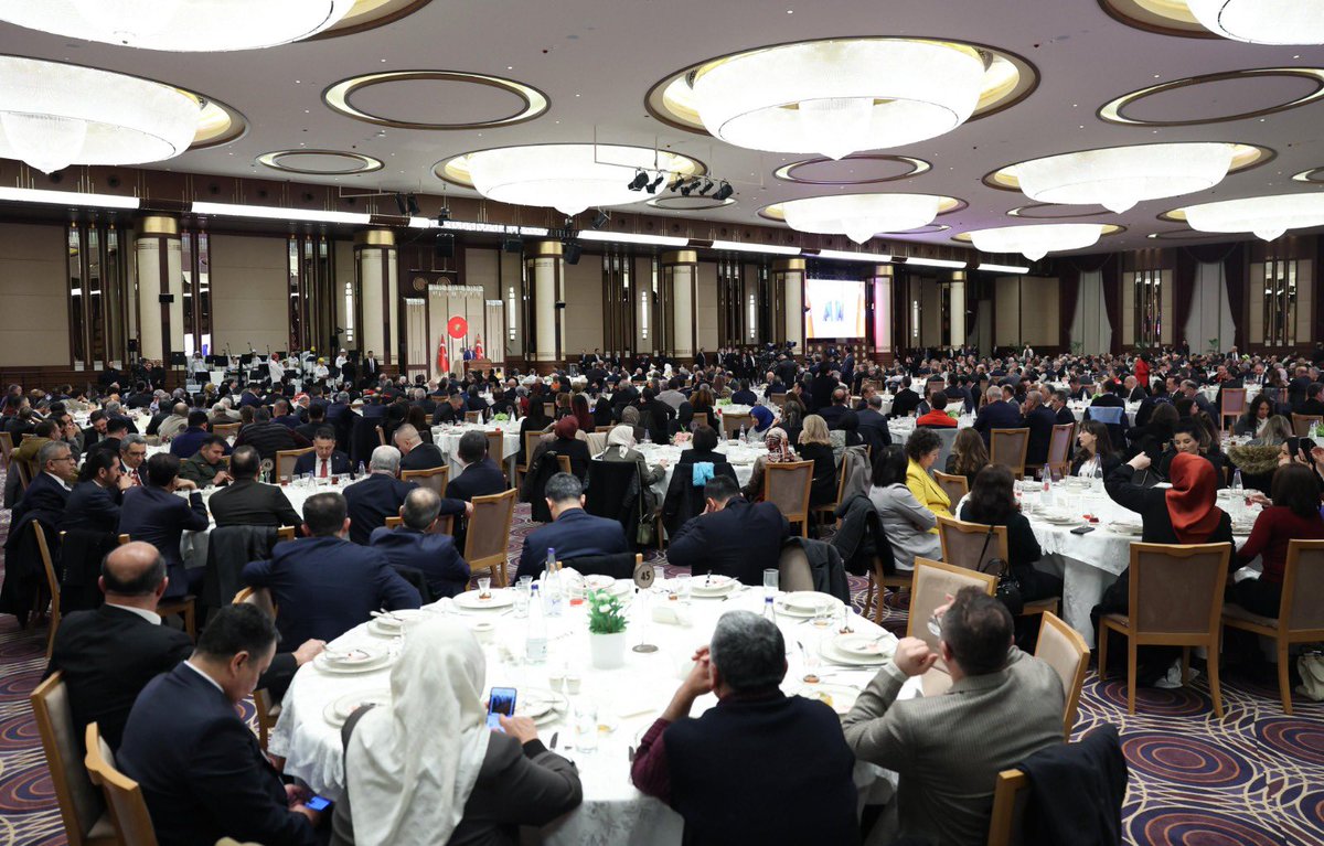 Emek Kesimi Olarak Milletin Evinde Buluştuk

Emek kesimi olarak Cumhurbaşkanlığı Külliyesi’nde düzenlenen “Emek Sofrası Buluşması”nda;  kamu görevlilerimiz, işçilerimiz,  işverenlerimiz, emek kesiminin temsilcileri olarak aynı sofrayı paylaştık.

Emeğin onurunu, alın terinin