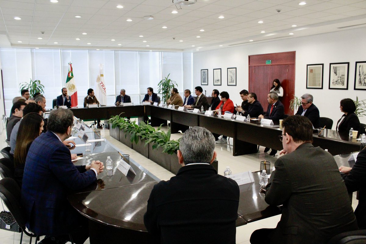 Refrendó la disposición de nuestra Confederación para colaborar con el Gobierno de México, encabezado por la Presidenta <a href="/Claudiashein/">Claudia Sheinbaum Pardo</a>, señalando que “cuando ella necesite el apoyo leal y valiente de los trabajadores organizados, encontrará siempre una institución firme”.
