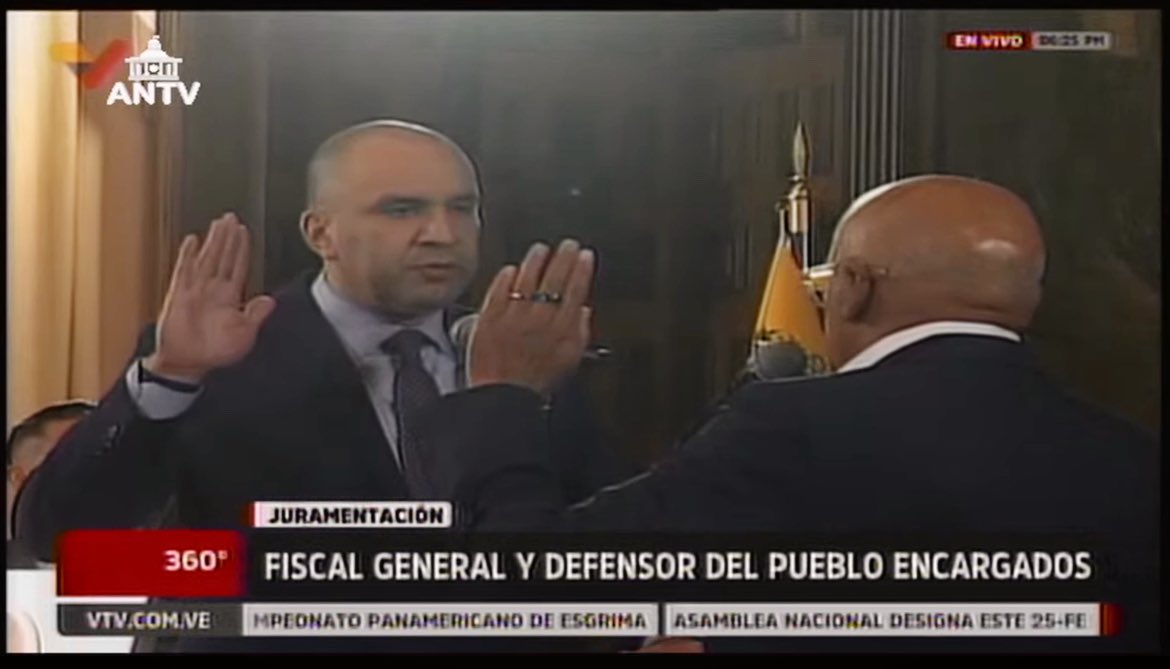 SelmyPons's tweet image. Queda juramentado el nuevo Fiscal General de la Republica, Larry Devoe Márquez.