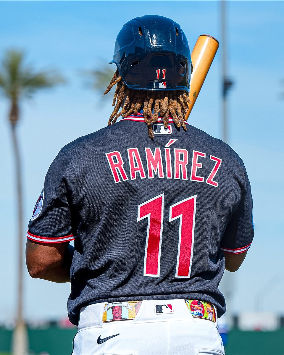José really showed up with a custom belt of ... himself. 🐐
#GuardsSpring
