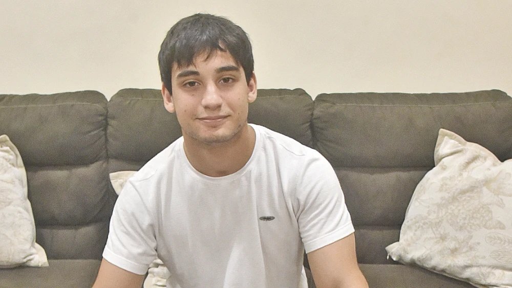 delpynews's tweet photo. ▶️ VENCIÓ AL CÁNCER Y HOY ES CAMPEÓN SUDAMERICANO |🏆🇵🇾

Mauricio José Vázquez tiene 18 años. A los 12 fue diagnosticado con leucemia linfoblástica y pasó tres años en tratamiento con quimioterapia en el Hospital de Clínicas. Estuvo en terapia intensiva y atravesó la pandemia aislado, con 44 kilos y dificultades para moverse.

🤩Tras recibir el alta comenzó a entrenar en el gimnasio con su mamá.  En 2023 compitió por primera vez y en 2024 fue campeón nacional de powerlifting y luego se consagró campeón sudamericano en Bolivia, en la categoría hasta 75 kg.

👉Hoy apunta al Iberoamericano en Brasil y al mundial en Hungría, pero no cuenta con apoyo estatal ni empresarial. También practica judo e iniciará la carrera de Arquitectura.

🗣️“Jamás pensé que iba a ser campeón. El deporte es mi manera de honrar a Dios y demostrar que siempre hay un mañana”, expresó.

📄Última Hora (Web)