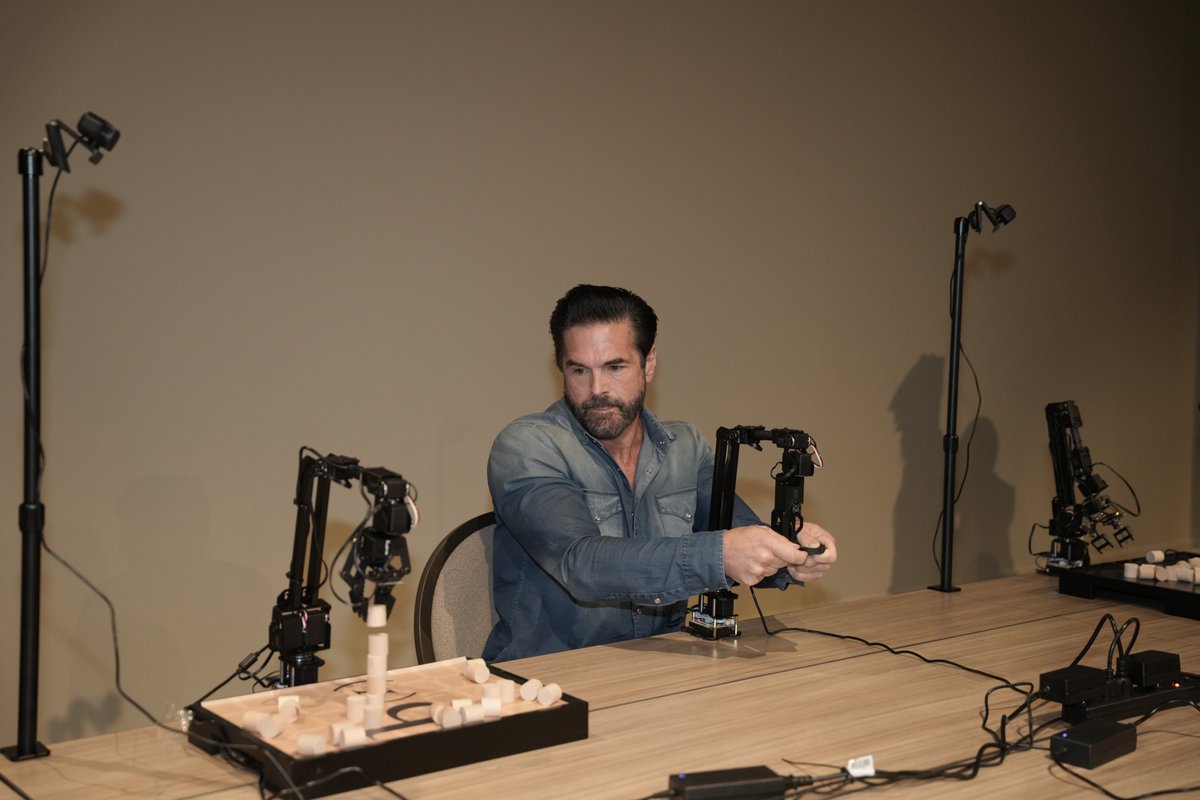 Robo Con tweet media