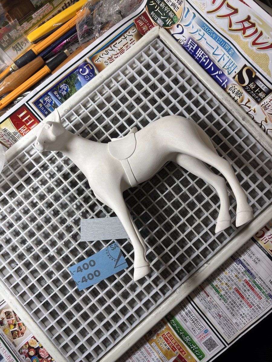 「乗馬をするモリス老人」の制作その８
彩色前の下地処理をします。
石粉粘土の表面を固めるために「クロスクレイ」と「木工ボンド」を水で溶いて塗ります。
冬場はヒーターで乾燥を早めます。
乾燥しザラついた表面を細かいサンドペーパーで滑らかにします。
#私の作品の作り方
#乗馬をするモリス老人