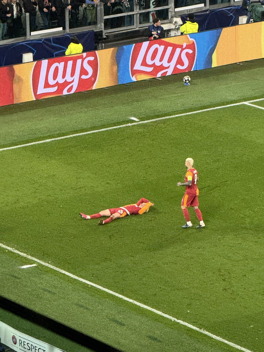 Juventus deplasmanına 5-2 avantajla geliyorsun, ama sahada yaşattığın şey adeta ölü diriltmek…
Bu oyunun gerçekten izahı yok.

Evet, tur geçildi ama kimse mutlu olmadı..
Sevinelim mi, sinirden uyumayalım mı anlamdık !!!