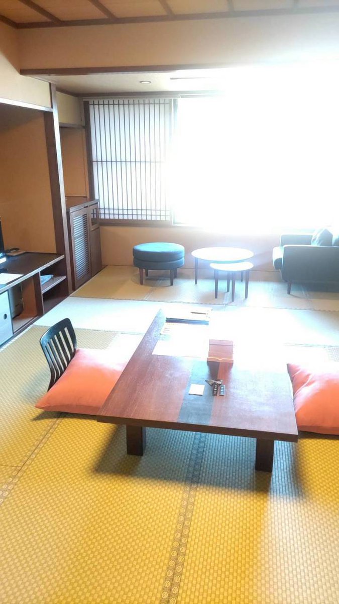 SHIN696969's tweet photo. #三重県 #菰野町 #鹿の湯ホテル #露天風呂
旅の思い出…その③
ロープウェ���で楽しんだ後は…この日にお世話になる宿へ…😄
チェックインしたらウェルカムドリンクをいただきました😃もちろん赤ワインで😄
部屋も広く、露天風呂付きで良き😘 https://t.co/Rh0cYnQXTP