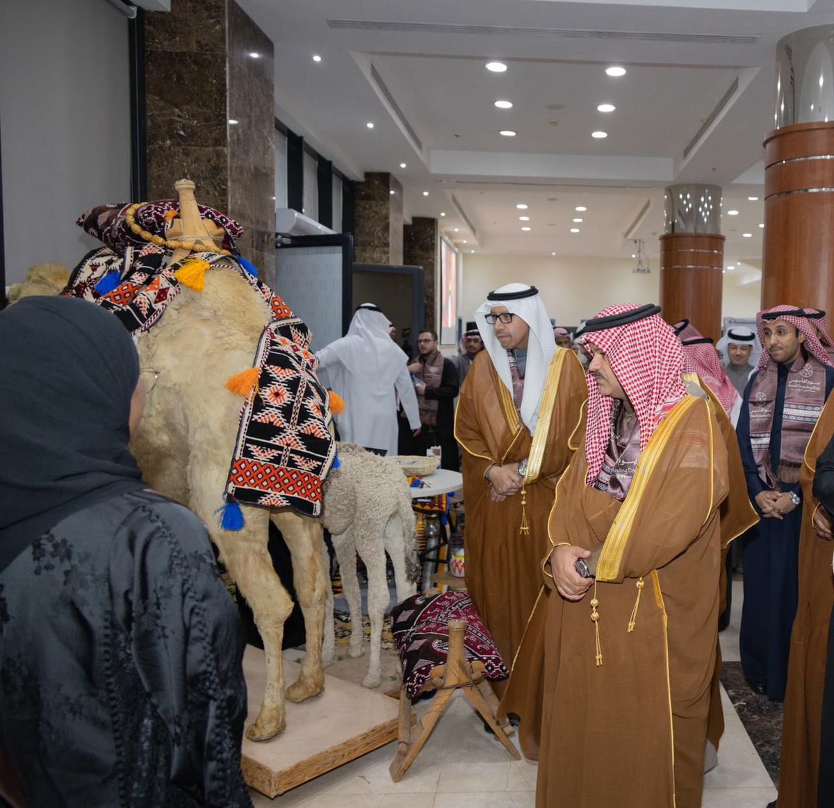 U_Tabuk's tweet photo. برعاية سعادة رئيس #جامعة_تبوك أ.د.عبدالعزيز بن سالم الغامدي، وبمشاركة قيادات الجامعة ومنسوبيها وطلبتها، أقامت عمادة شؤون الطلاب فعالية احتفالية بمناسبة #يوم_التأسيس، تضمّنت برامج وفعاليات تراثية وثقافية استعرضت مسيرة الدولة السعودية منذ نشأتها، إلى جانب معرض داخلي وثّق محطات من #تاريخ_الدولة_السعودية، وعروضاً خارجية عكست أصالة الموروث الوطني وروح الحياة في المملكة.

#يوم_بدينا_1727 
@U_Tabuk