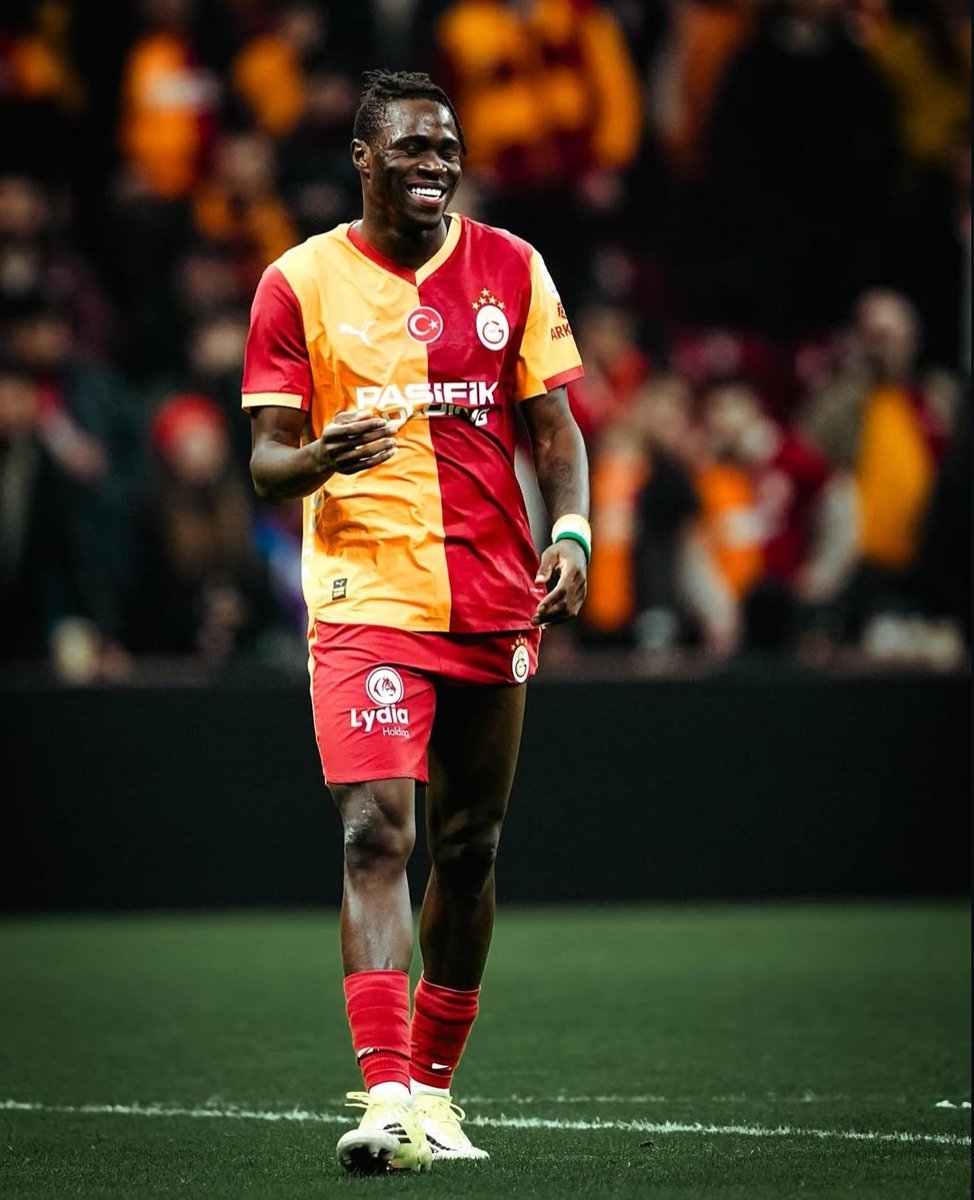 120 dakika boyunca orta sahaların atamadığı pası attı aq