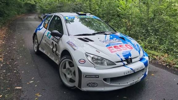 SmwGwOto's tweet photo. Ada yg pernah pakai Peugeot 206 atau 307,  bagaimana reviewnya?

Kebetulan belum pernah punya atau pakai lama kedua mobil itu. Tetangga ada yg punya 206, keluhannya sie terutama di transmisi dan part yg sulit.

Harganya sekarang lumayan murah.

206 sempat hits di awal 2000 karena mengantarkan Marcus Gronholm Jadi juara dunia 2000-2002