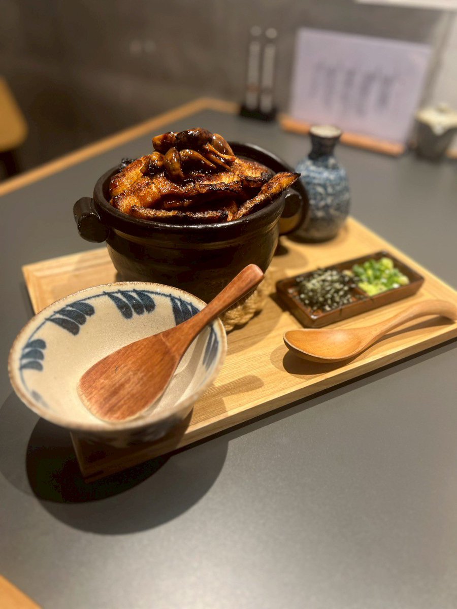 今日は木曜日。

気づかないうちに溜まってきた疲れは
美味しいものでしっかりリセット✨️

パリッと香ばしく焼き上げた関西風うなぎで
スタミナも気分も整えて💭

週後半をいい流れで迎えましょう🔥

本日もご来店お待ちしております♪

⏰11:30〜15:00(L.O.14:00)
   17:00〜22:00（L.O.21:00)