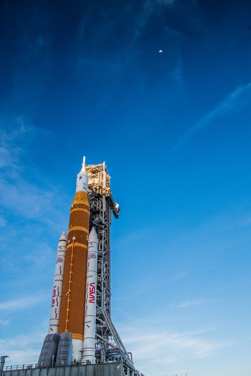 Astronaut_87's tweet image. Just hanging out with the moon 🌙 

📸 Me for @WeAreSpaceScout 

#NASA #ArtemisII #SLS