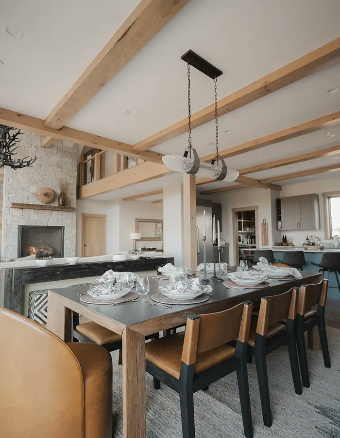 TheLemeDecor's tweet image. A dining room with neutral walls, exposed wood beams, and a stone fireplace pairs a farmhouse table with leather chairs and modern pendant lighting for a warm, rustic yet refined look.

#DiningRoomDesign #RusticInteriors #ModernFarmhouse #InteriorDesign #HomeDecor #WarmInteriors