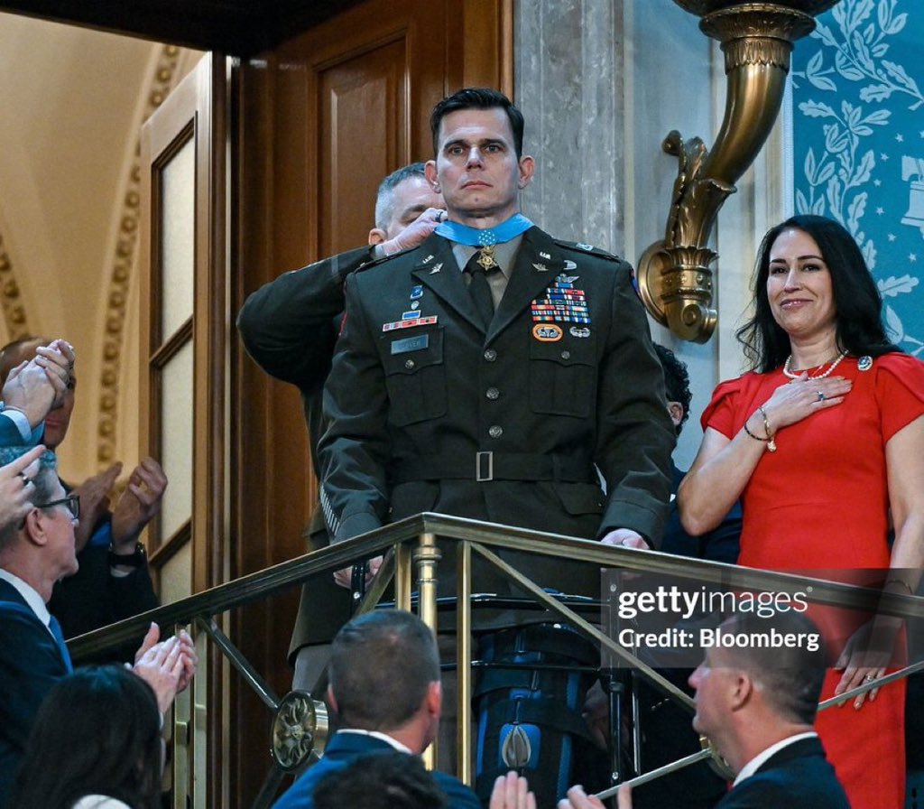 MostlyPeaceful's tweet image. This guy got shot 4 times in the legs and still stood when democrats wouldn’t.