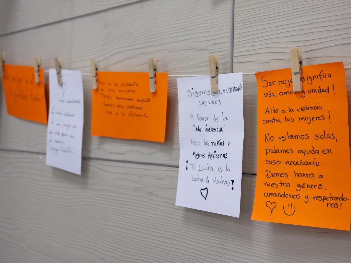 #DíaNaranja 🧡

Este miércoles, en las Oficinas Centrales de #PRODECON, en la Ciudad de México, instalamos un Tendedero Sororo, un espacio que busca generar conciencia para prevenir y erradicar la violencia contra mujeres y niñas. 👧🏿🙋🏻‍♀️👵🏾

Las personas contribuyentes que acudieron
