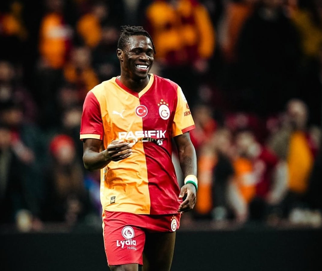 Elimizde dünyanın en iyi beklerinden birisi var. Orta sahayı bile dikine delip gidebilen bir bek ama hocan Okan Buruk olduğu için asla kanat bek olarak göremeyeceksin. Çünkü takıntılı egoist bir adam. 6 aydır top oynamayan Sacha Boey'i tercih edecek kadar vasat bir hoca.
#JUVEvGS