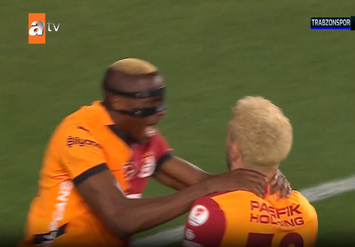 Maç bitiminin ardından Osimhen golünü çaldığı için Barış Alperin boğazına yapıştı