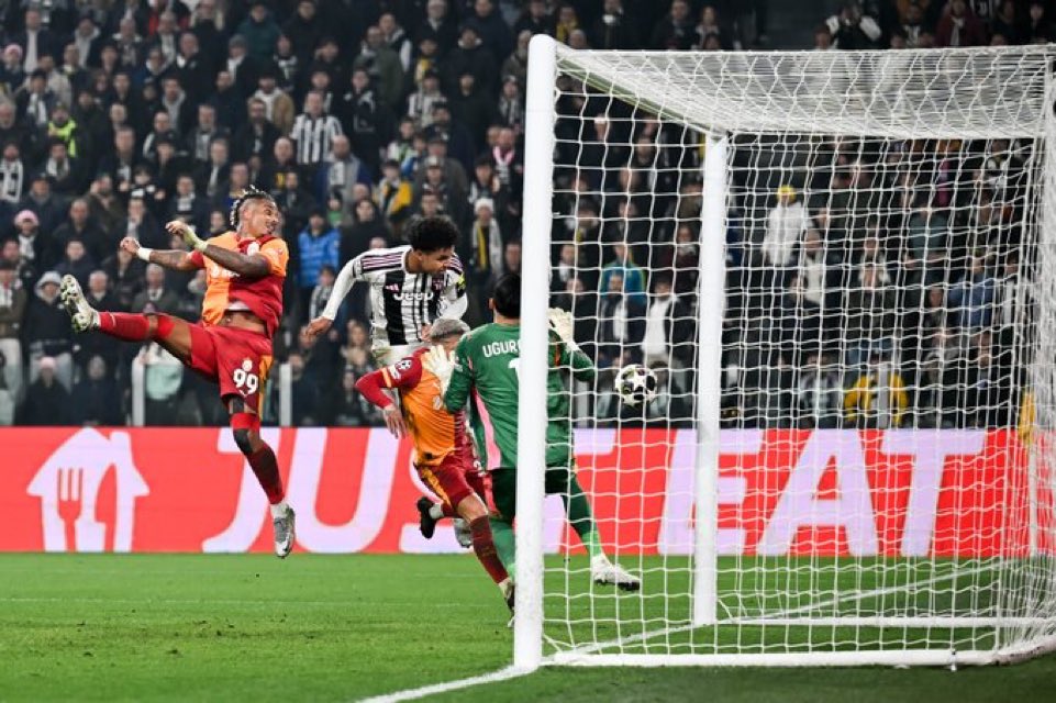 🚨 FT after ET: Juventus 3-2 Galatasaray (5-7 AGG). 

Juventus’s stunning comeback is spoilt in extra-time by Galatasaray. They advance to the UCL RO16.