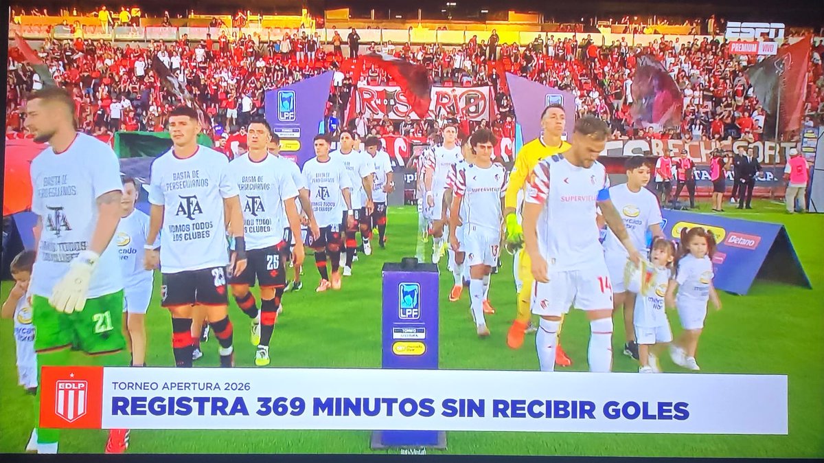 BaraldiSantiago's tweet photo. Qué vergüenza mi club. Qué vergüenza Boero, radical cagón. Obligaron a jugadores a ponerse la camiseta que banca a la mafia. @Newells es una escuela, no está a favor de delincuentes. https://t.co/rM5DgO6kiJ
