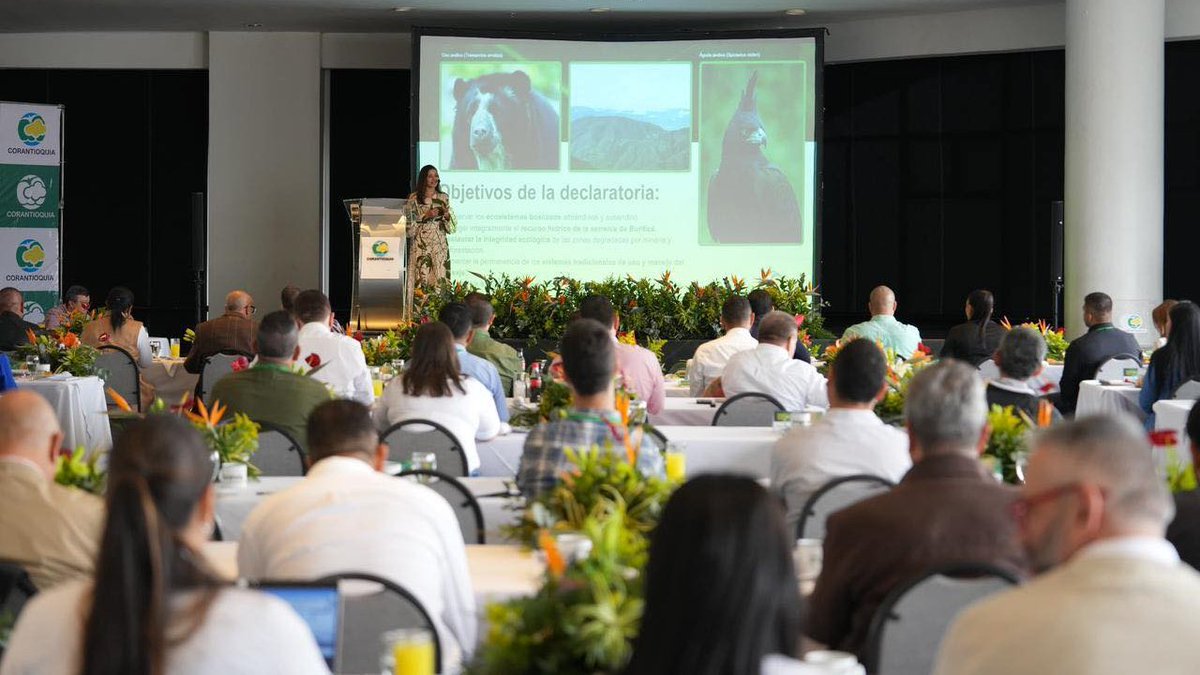 Corantioquia's tweet photo. #ConectadosPorLaVida | Realizamos nuestra Asamblea Corporativa 2026 ✨, a la que asistieron los mandatarios o representantes de los 80 municipios de nuestra jurisdicción 🤝🌎.

En este espacio, nuestra directora general, Liliana María Taborda González 💼🌿, compartió los resultados de la gestión de la Entidad durante 2025 📊; así mismo, durante la jornada presentamos los estados financieros 💰 y el informe de revisoría fiscal de la vigencia anterior 📑.