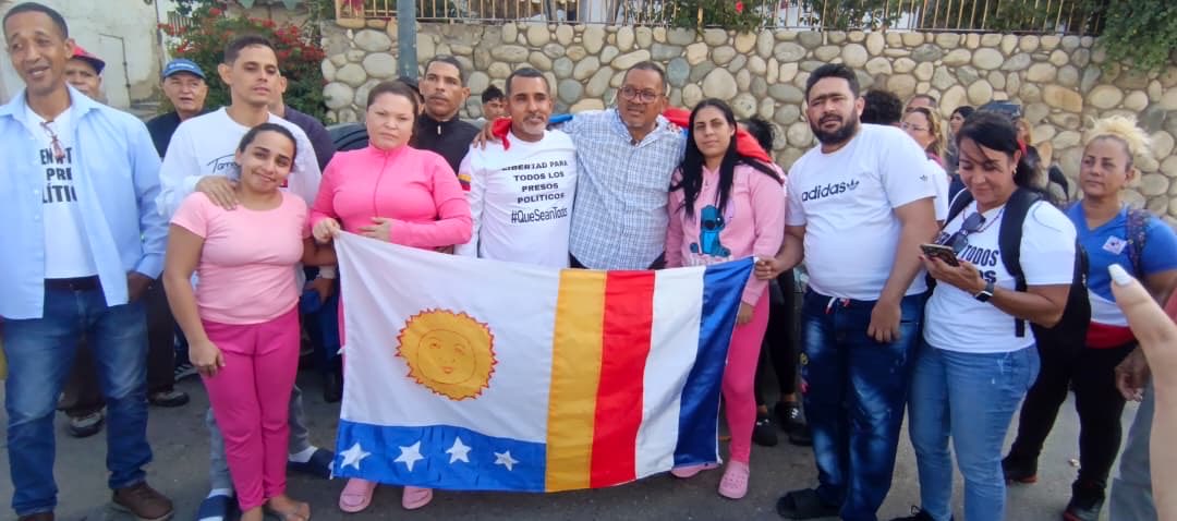 juanfreites's tweet photo. ¡VARGAS SONRÍE PORQUE ESTÁN DE VUELTA! 🕊️

La oscuridad de una celda jamás podrá apagar la luz de quienes aman a su país.

Hoy celebramos la vida y la libertad de:
Dickson ,Johndry, Nedriana, Rosabel,Eugilmar, Daniel.

Sus nombres son hoy sinónimo de resistencia.

#QueSeanTodo https://t.co/Quz0hzyeVt