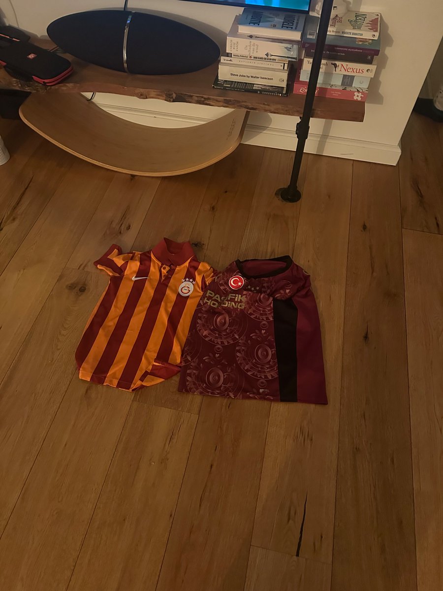 Hatice ve Netice meselesi. Bizim oğlan uğur getirsin diye formalari dizdi :)

Onun haricinde ortamda Wilkins formasi, 97-98, 99-00 ve 06-07 formalari burdaydi.