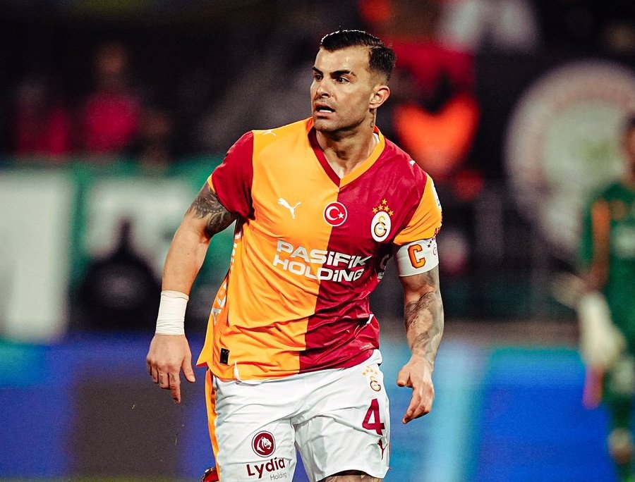 aslanım benim.. kaç senedir yeteneği ölçüsünde savaşıyor.. ne tembellik yapıyor ne geri adım atıyor.. abdülkerim bardakçı aslan parçası..