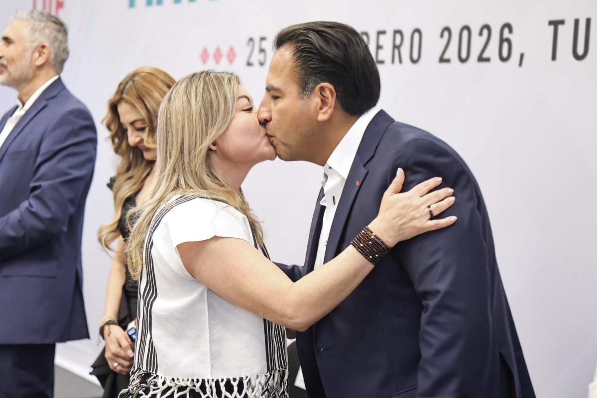 Acompañé a mi esposa Sofía Espinoza a la celebración de Matrimonios Colectivos 2026, organizado por el DIF Chiapas. Quiero felicitar a todas las parejas que tomaron la decisión de darle certeza jurídica a su unión, porque constituye un paso importante en la vida de cualquier