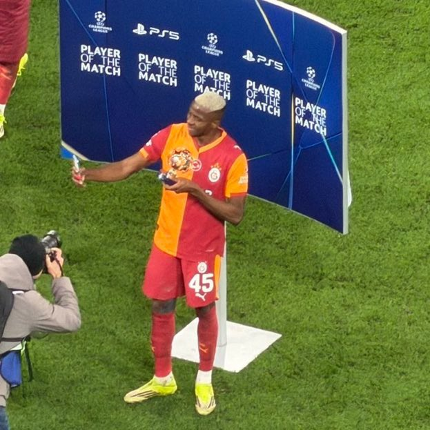 Songcambaz's tweet photo. Bu adam Galatasaray'lı değil bu adam Galatasaray'ın kendisi. #JUVEvGS https://t.co/kOrG2kOaN9