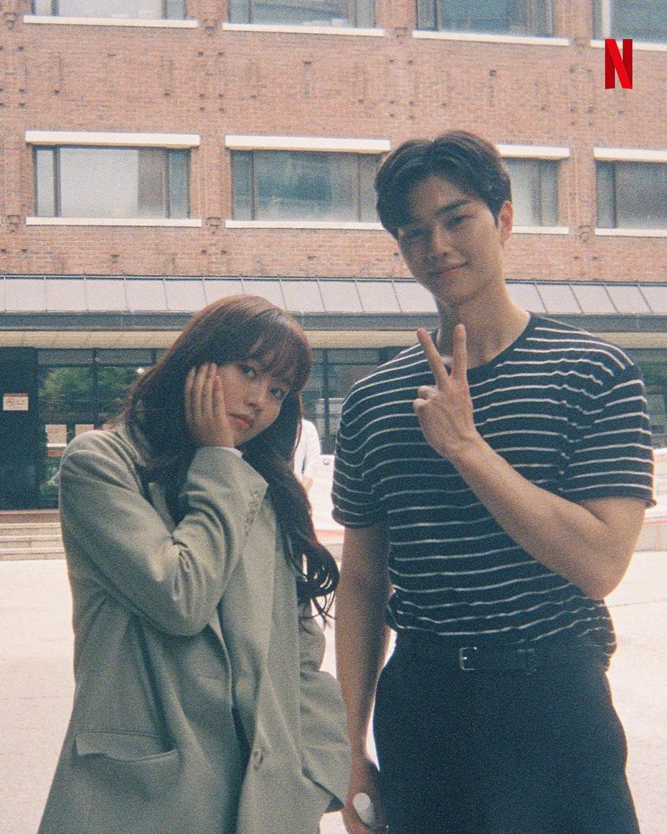 Q.김소현과의 호흡은 어땠나

학생 때부터 TV로만 보던 선배였다. 내가 민폐를 끼치지는 않을까 아무래도 선배니까 내 연기가 턱없이 부족해보일 것 같았다. 되게 어려운 신을 찍고 나면 꼭 연락을 주고 응원해줬다. 그때부터 더 자유롭게 했다.

#송강 #SongKang #ソンガン