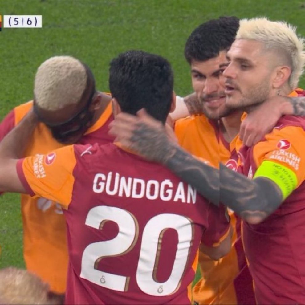 Osimhen attığı gole sevinmedi. Hem 120 dakika oynuyorum hem gol atıyorum hem de maaş almıyorum diye serzenişte bulundu.