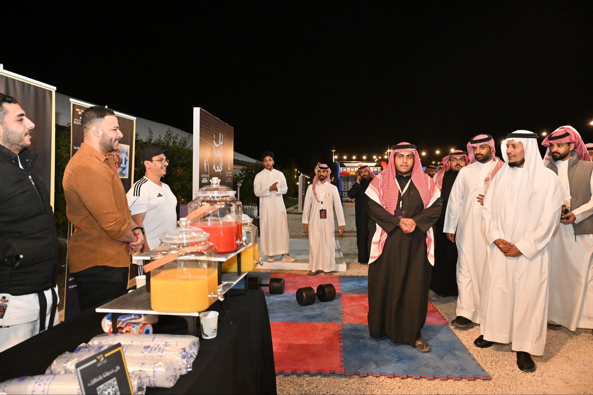 umajmaah's tweet photo. بحضور وكيل #جامعة_المجمعة للشؤون التعليمية ، أقامت عمادة شؤون الطلاب فعالية (ليلة جامعة المجمعة) في مخيم الجامعة بالمدينة الجامعية ، وسط حضورٍ طلابيٍّ مميز وأجواءٍ رمضانيةٍ تفاعلية.
وتضمنت الفعالية أركان مبيعات ، وألعابًا كرنفالية ، وعربات طعام ، وركنًا للتصوير ، إلى جانب سحوباتٍ وجوائزَ للحضور.