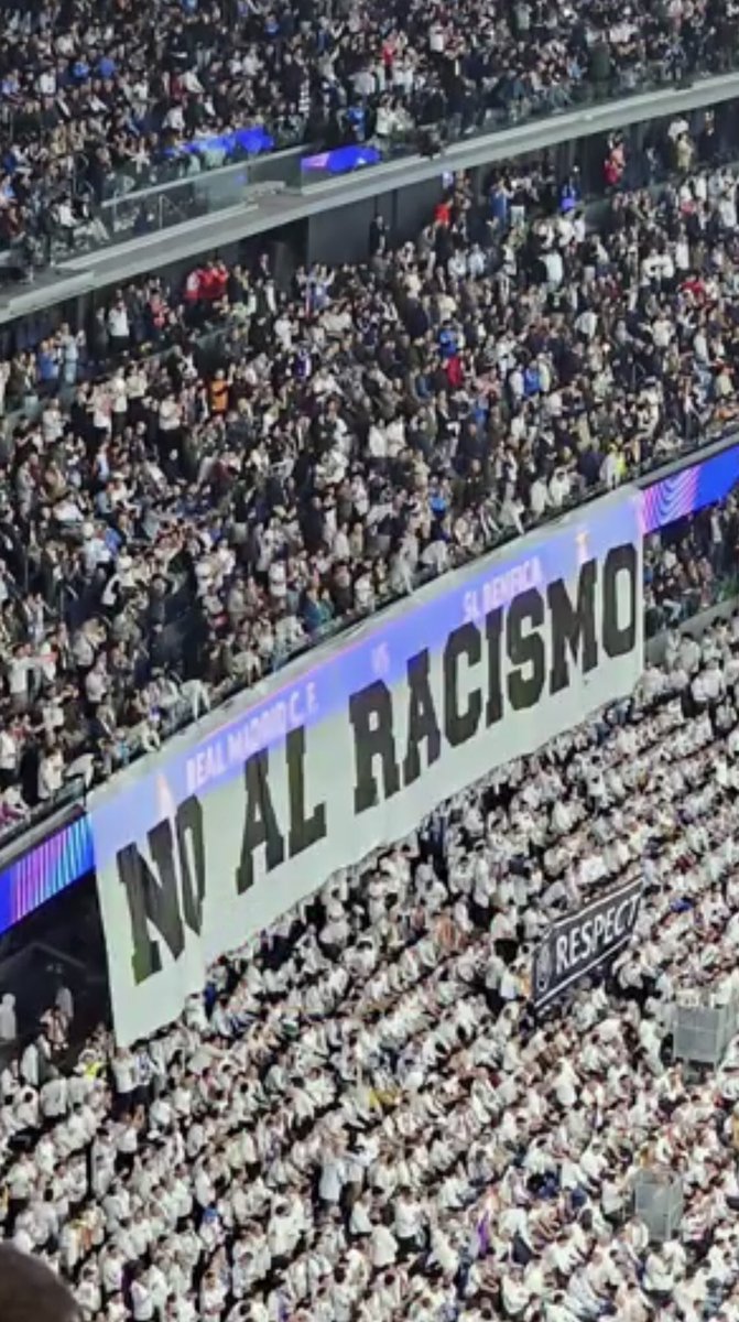 AthTribunerosno's tweet photo. Real Madrid vs Benfica

Dentro del Bernabéu sacan una pancarta con el lema "No al racismo"

Previa del mismo partido aficionados de los mandriles cantando " cara al sol  "

Estos se ponen la careta de cara a la galería pero en el fondo son lo que son, los mas racistas y fascistas https://t.co/W0gF27tvsJ