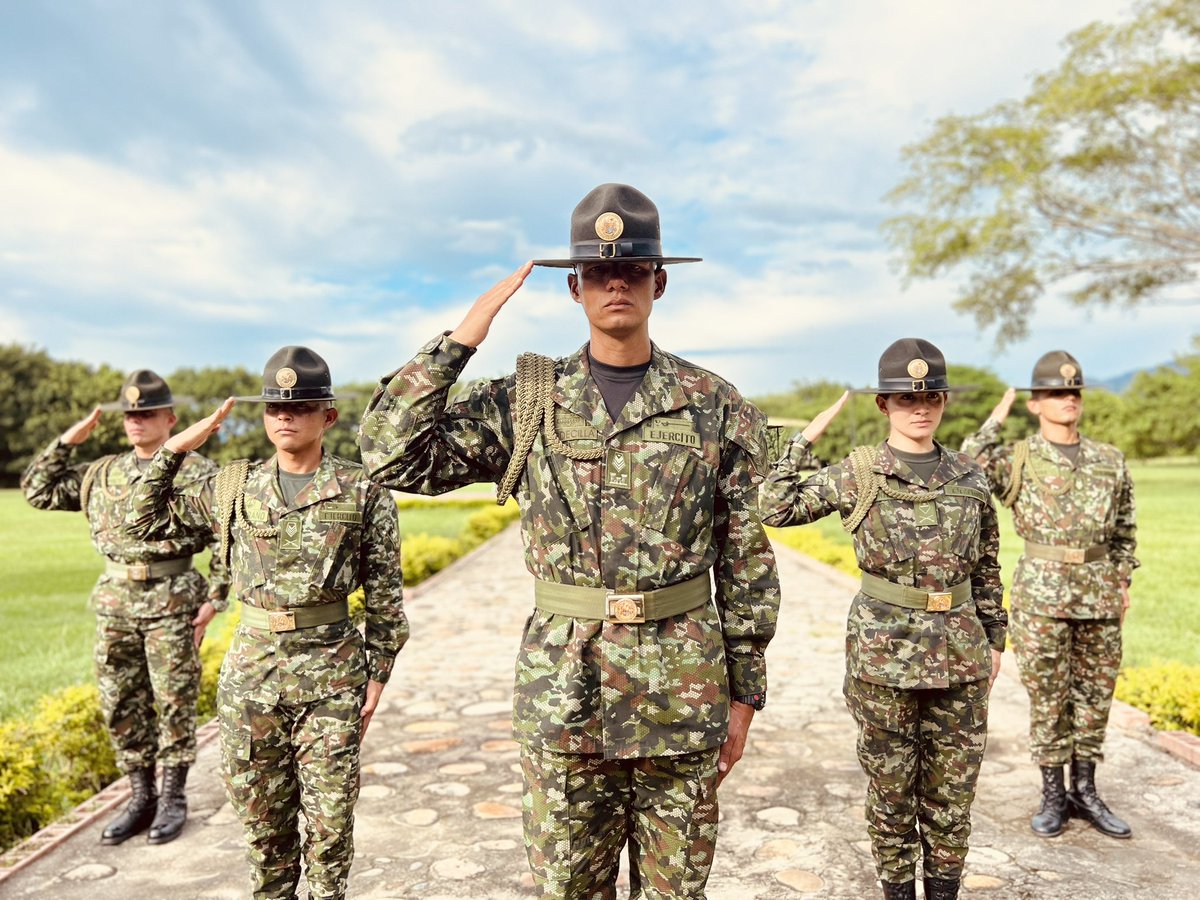 ejercito_cedoc's tweet photo. El Suboficial Instructor Líder no solo entrena soldados, forma carácter. Con disciplina, ejemplo y vocación de servicio, guía a sus hombres y mujeres hacia la excelencia. Su liderazgo se refleja en cada enseñanza, en cada corrección y en cada misión cumplida.

#LíderesEJC https://t.co/Xv5F6SP41U
