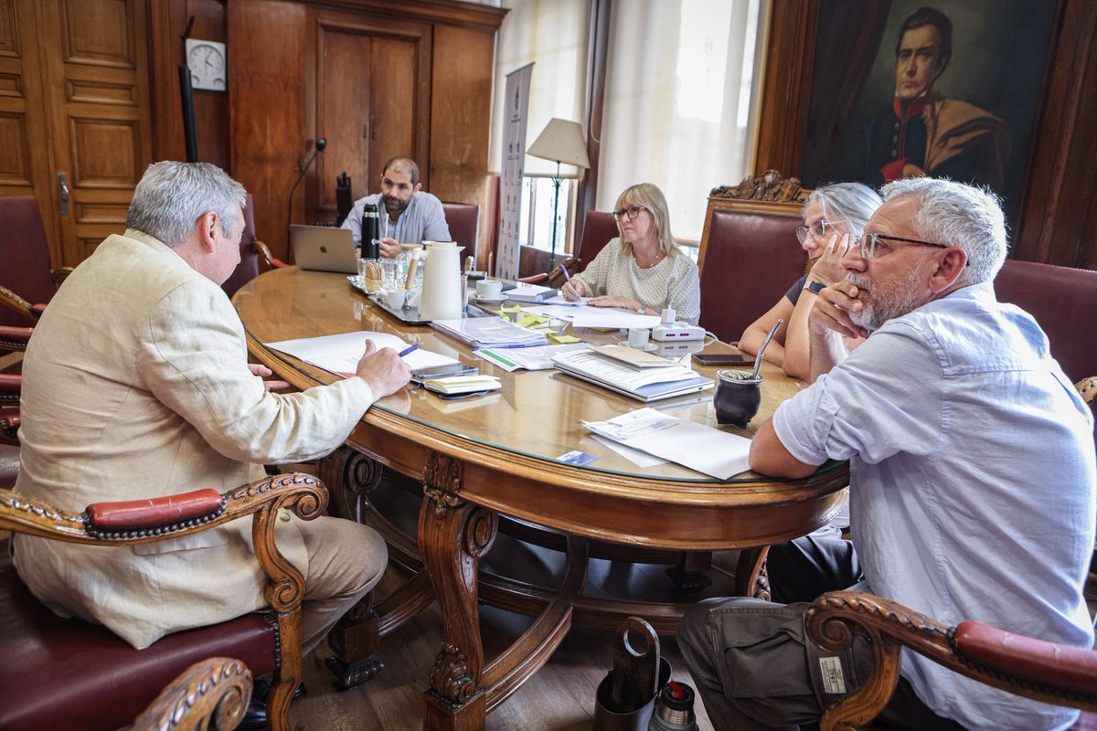 PajaroEnciso's tweet photo. Avanzando con Ministra  @LustembergC en el análisis de incorporar en el Fonasa a los funcionarios de la Intendencia de Florida. También repasamos convenios en marcha y la inminente coordinación de intercambio de historias clínicas con Asse local @FloridaIDF @arielpisano1 https://t.co/BsRQi8urK1