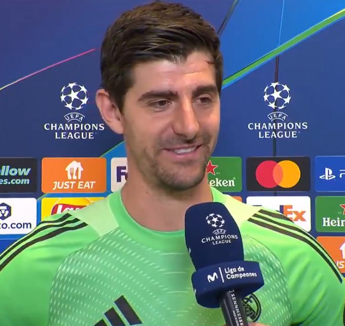 SeputarMadrid's tweet photo. 🎙️ Thibaut Courtois dalam wawancaranya di mixed-zone bersama @MPlusDeportes pasca Real Madrid 2-1 Benfica.

Q: "Man. City atau Sporting untuk 16 besar?"

🗣️ Courtois: “Kamu sudah tahu yang akan keluar itu Manchester City…”

😭👍 #UCL https://t.co/Lf4rGIybVH