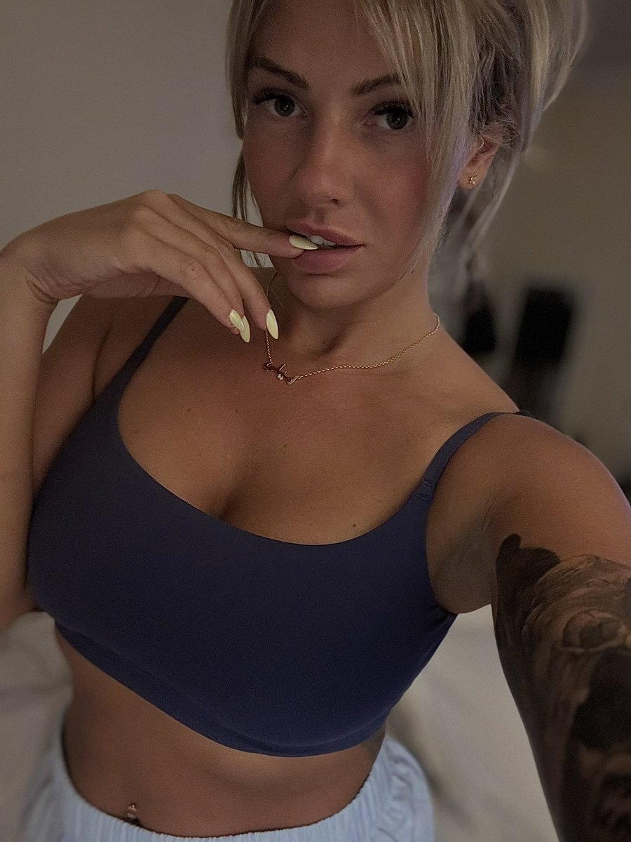 miatakescare's tweet photo. Be my mindless pumping drone 🤖 https://t.co/jhsnqSicI0