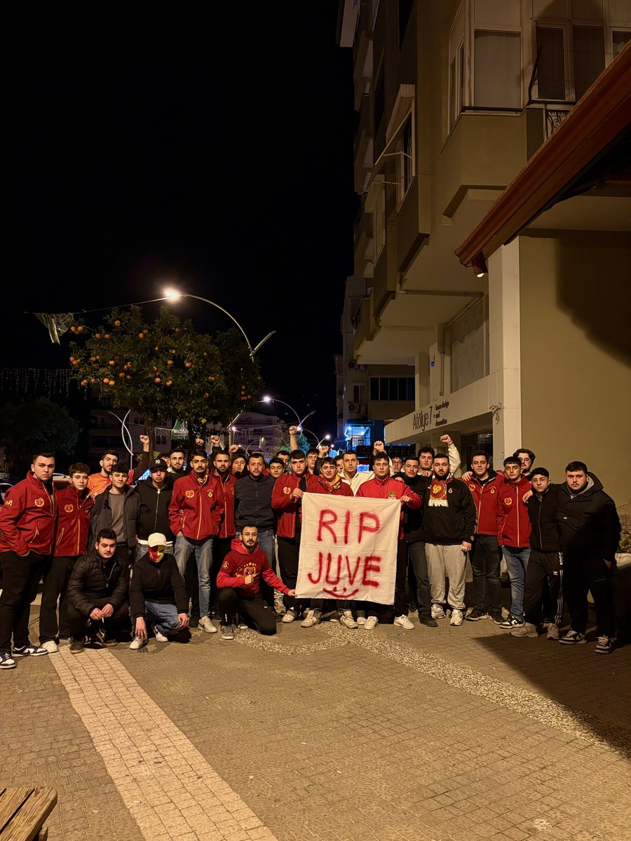 GALATASARAY AREFEYİ GÖSTERİR BAYRAMI YAŞATMAZ!

HADİ ŞİMDİ ZEBRA BESLEMEYE.. <a href="/juventusfc/">JuventusFC</a>